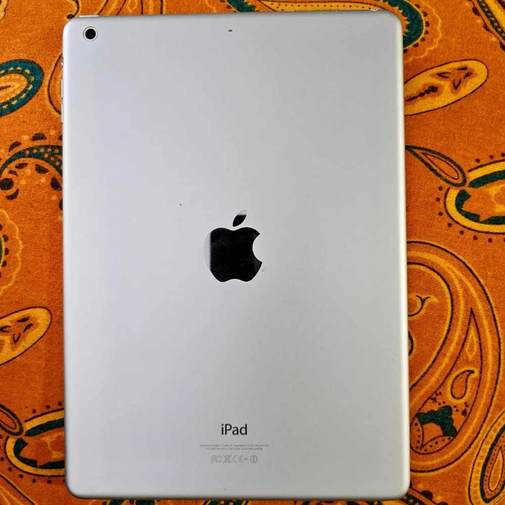 iPad Air (WiFi) 64GB 9.7” Excellent Cond, Tested, Apple Smart Cover incl.